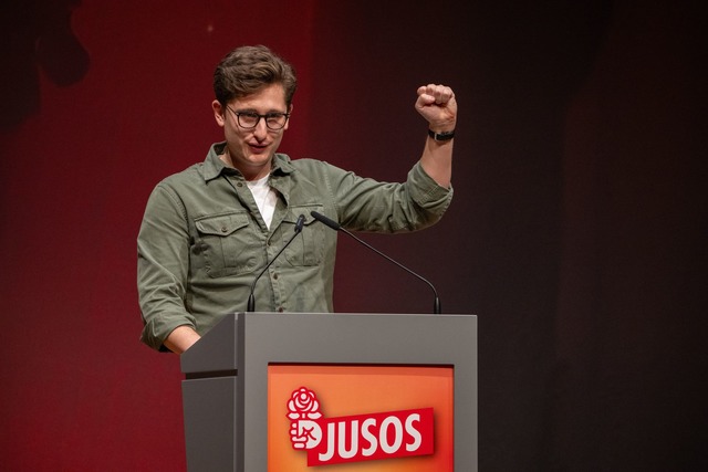 F&uuml;r die junge Union hat der Juso-Chef wenig nette Worte.  | Foto: Harald Tittel/dpa