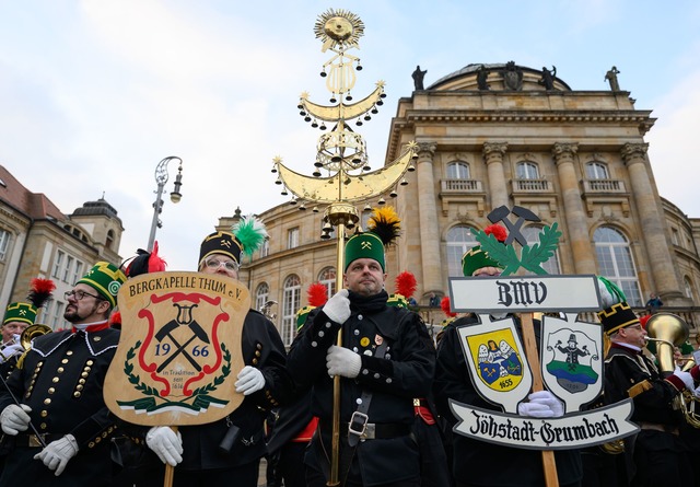 Vor dem Chemnitzer Opernhaus stellen s...chluss des Kulturhauptstadtjahres auf.  | Foto: Hendrik Schmidt/dpa