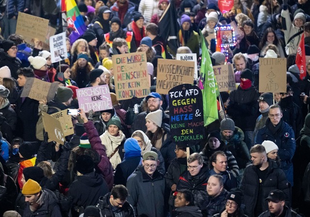 Die Teilnehmer de Demos hatten zahlreiche Plakate dabei.  | Foto: Boris Roessler/dpa
