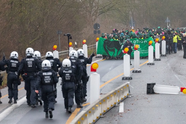 Polizei und Demonstranten treffen auf ... nahe der Lahnbr&uuml;cke aufeinander.  | Foto: Lando Hass/dpa
