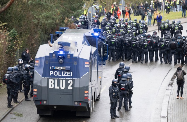 Die Polizei setzte mehrfach Wasserwerfer ein.  | Foto: Boris Roessler/dpa