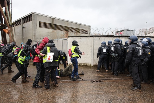 Die St&uuml;rmung des Veranstaltungsorts wurde verhindert.  | Foto: Hannes P. Albert/dpa