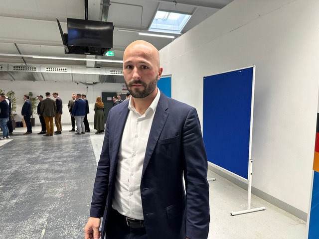 Der AfD-Abgeordnete Schmidt wurde nach... dem Weg zur Veranstaltung geschlagen.  | Foto: J&ouml;rg Ratzsch/dpa