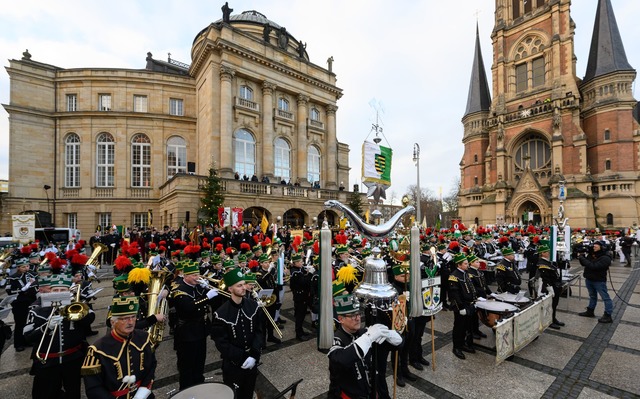 Eine Bergparade l&auml;utet in Chemnitz das Kulturhauptstadt-Finale ein.  | Foto: Hendrik Schmidt/dpa