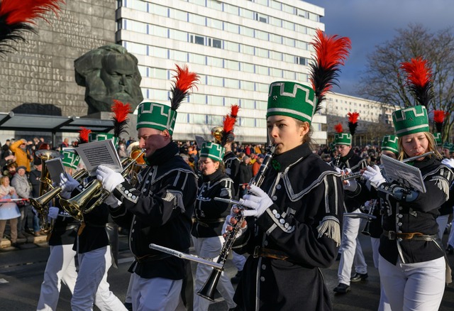 Die Bergparade zum Abschluss des Kultu... Chemnitzer Karl-Marx-Monument vorbei.  | Foto: Hendrik Schmidt/dpa