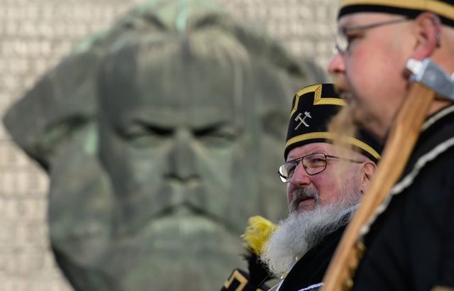 Zum Abschluss des Kulturhauptstadtjahr...en Habit am Karl-Marx-Monument vorbei.  | Foto: Hendrik Schmidt/dpa