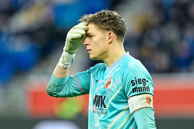 Augsburgs Torwart Finn Dahmen ist mehrfach geschlagen  | Foto: Uwe Anspach/dpa