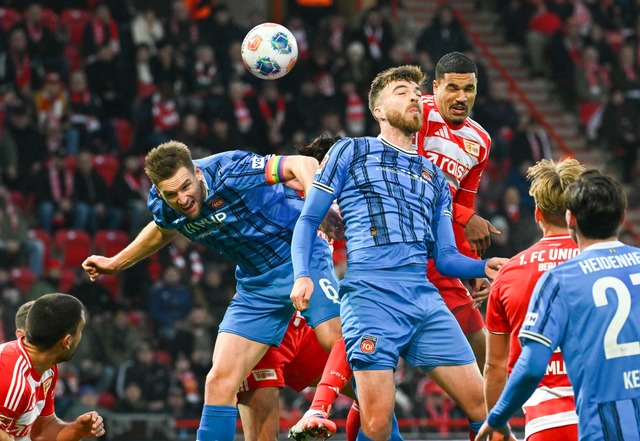 Kampf pr&auml;gte die Partie. Heidenhe... Dorsch stoppen Unions Danilho Doekhi.  | Foto: Soeren Stache/dpa