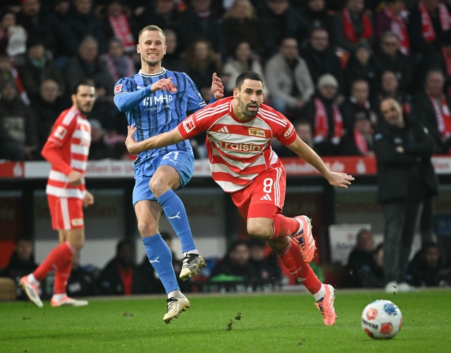 Berlins Torsch&uuml;tze Rani Khedira im Duell mit dem Heidenheimer Adrian Beck.  | Foto: Soeren Stache/dpa