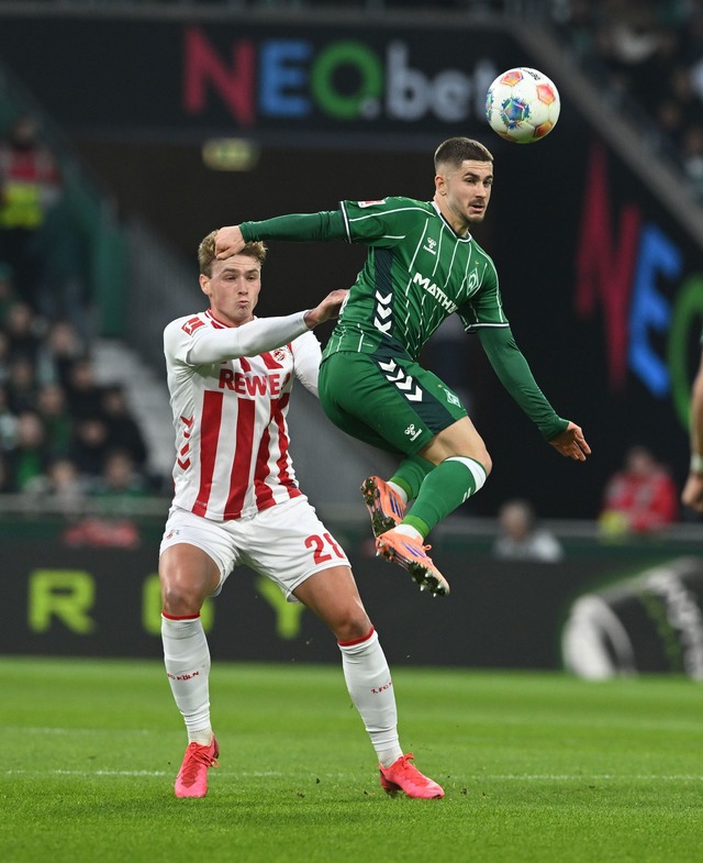 Bremens Romano Schmid (r) geht artisti...ebastian Sebulonsen schaut gebannt zu.  | Foto: Carmen Jaspersen/dpa