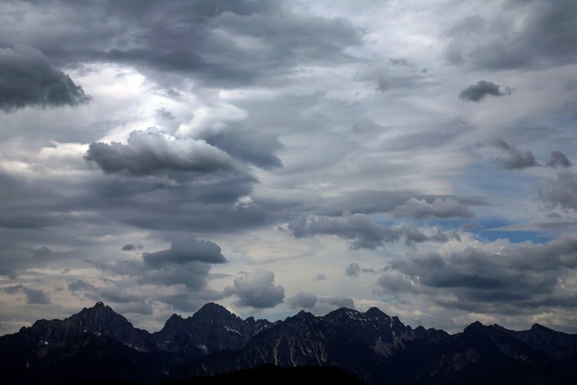 Ein Mann war in den Alpen vom Weg abgekommen. (Archivbild)  | Foto: Karl-Josef Hildenbrand/dpa