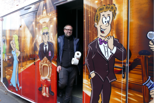 Goldene Kloschssel und Zirkus-Feeling: Ettenheimer designen bunte Toilettenwagen