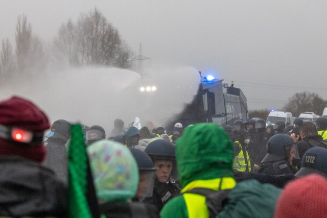 Die Polizei setzt Wasserwerfer gegen D...e B429 nahe der Lahnbrcke blockieren.  | Foto: Lando Hass (dpa)
