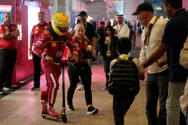 Nur noch ein Desaster: Lewis Hamilton und Ferrari.  | Foto: Darko Bandic/AP/dpa