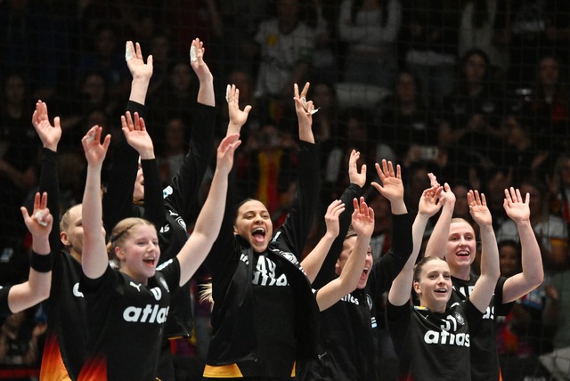 Die deutschen Handballerinnen wollen a...M-Vorrundenspiel gegen Serbien jubeln.  | Foto: Marijan Murat/dpa