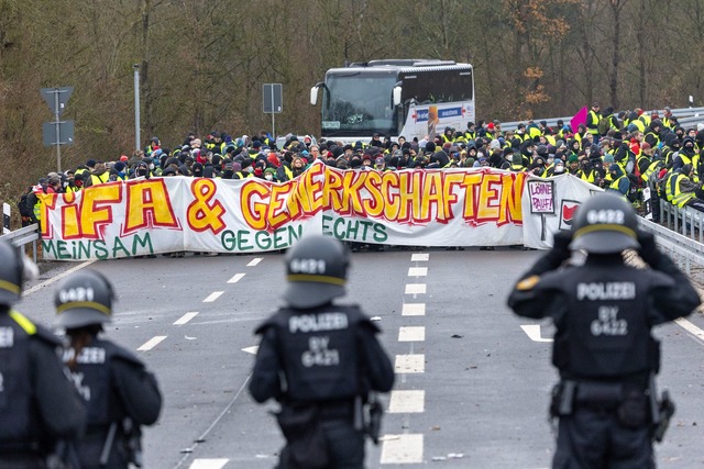 Polizei und Demo-Organisatoren wollen Bilanz ziehen.  | Foto: Lando Hass/dpa