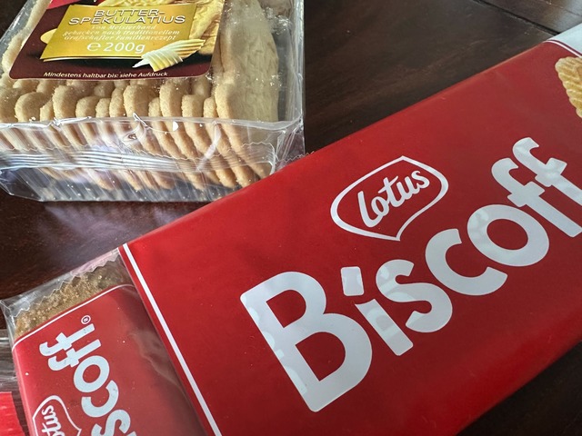 Eine Packung Karamellkekse und eine Pa...? Das ist hier die Frage. (Archivbild)  | Foto: Gregor Tholl/dpa