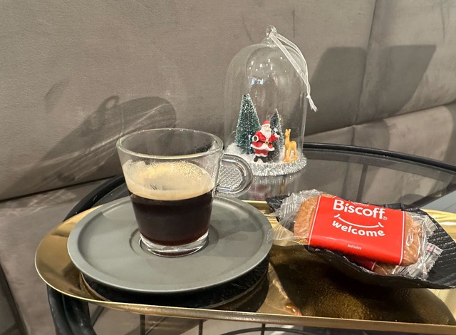 Ein Espresso und ein Karamellkeks dazu...em Berliner Friseursalon. (Archivbild)  | Foto: Gregor Tholl/dpa