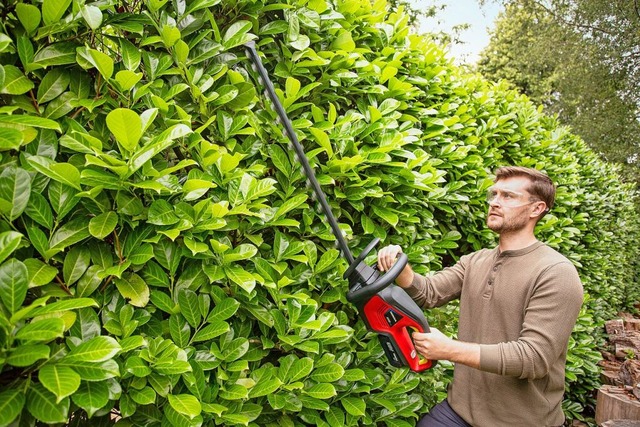Schnell, leise und ohne Abgase: die Ho...kenschere macht Gartenarbeit leichter.  | Foto: Reiko GmbH