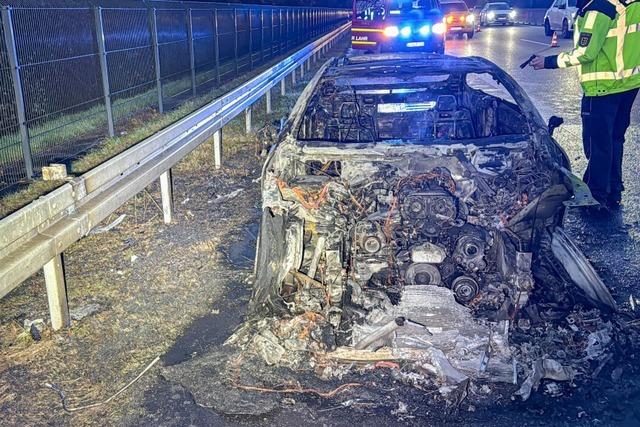 Auto geht auf A5 bei Lahr in Flammen auf