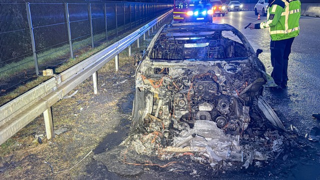 Das ausgebrannte Auto  | Foto: Einsatzreport 24