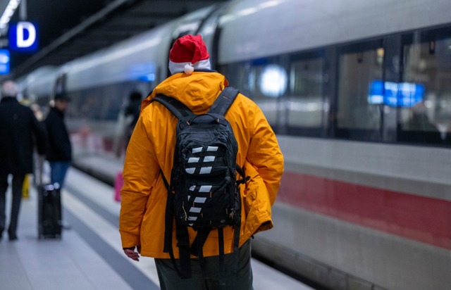 Z&uuml;ge sind am fr&uuml;hen Morgen u...n der Regel weniger voll. (Archivbild)  | Foto: Monika Skolimowska/dpa