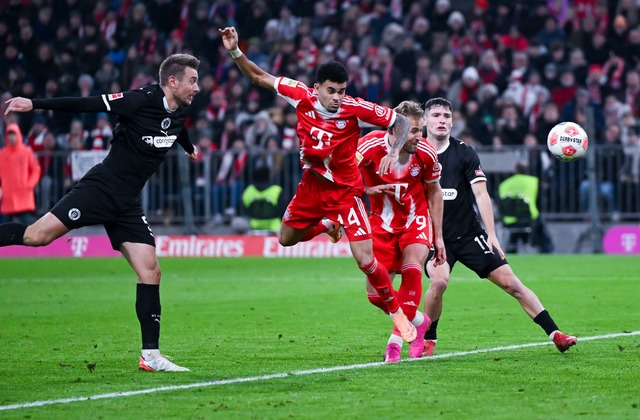 Luis D&iacute;az (2.v.l.) trifft zum 2:1.  | Foto: Sven Hoppe/dpa