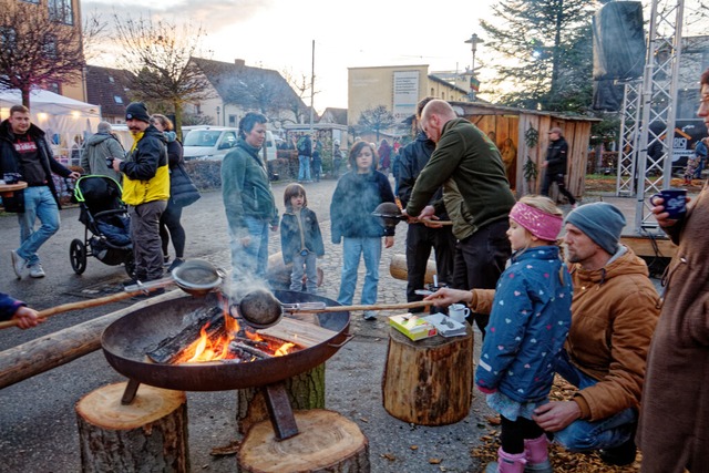 Popcorn am Lagerfeuer bot das Waldwerk...n beim Weihnachtsmarkt in Herbolzheim.  | Foto: Ruth Seitz