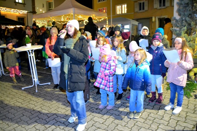 Leonie Gerspacher und der Spontan-Kind...r sangen sich in die Herzen der Gste.  | Foto: Edgar Steinfelder