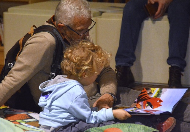 Die jungen Besucherinnen und Besucher ...Eltern oder Groeltern etwas vorlesen.  | Foto: Barbara Ruda