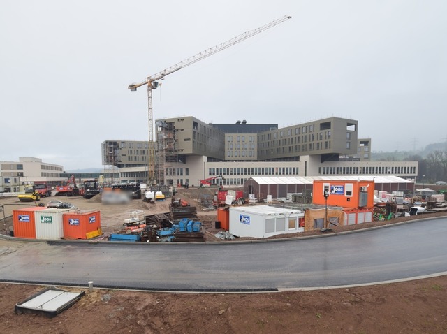 Das neue Dreilandklinikum in Lrrach, ... Versorgungslcke im Elsass schlieen.  | Foto: Kliniken des Landkreises