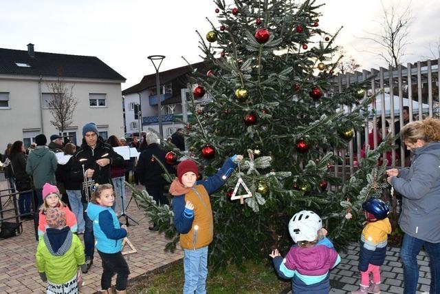 Verein Dorfkultur macht aus dem Schmcken des Weihnachtsbaums in Herten ein Adventsfest