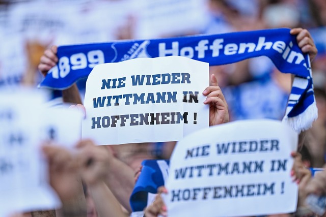 Fans der TSG Hoffenheim protestieren g...luss von Spielerberater Roger Wittmann  | Foto: Uwe Anspach/dpa