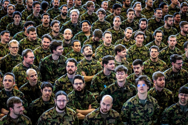 Soll der bisherige Milit&auml;rdienst ... alle ausgeweitet werden? (Archivbild)  | Foto: Michael Buholzer/KEYSTONE/dpa