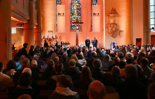 Die Spendensammlung von &bdquo;Brot f&...;Kraft zum Leben sch&ouml;pfen&ldquo;.  | Foto: Uli Deck/dpa