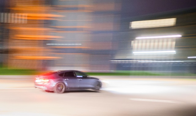 Etliche Teilnehmer des Tuning-Treffens...olizei angegriffen haben. (Symbolbild)  | Foto: Julian Stratenschulte/dpa