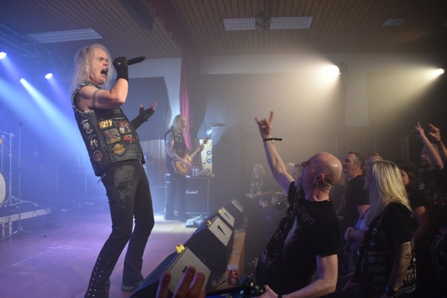 Chris Boltendahl von Grave Digger auf ...Nordschwaben vor enthusiastischen Fans  | Foto: Nicolai Kapitz