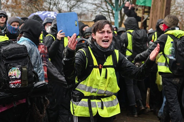 Eine von einem Wasserwerfer getroffene...antin schreit in Richtung der Polizei.  | Foto: Hannes P Albert (dpa)