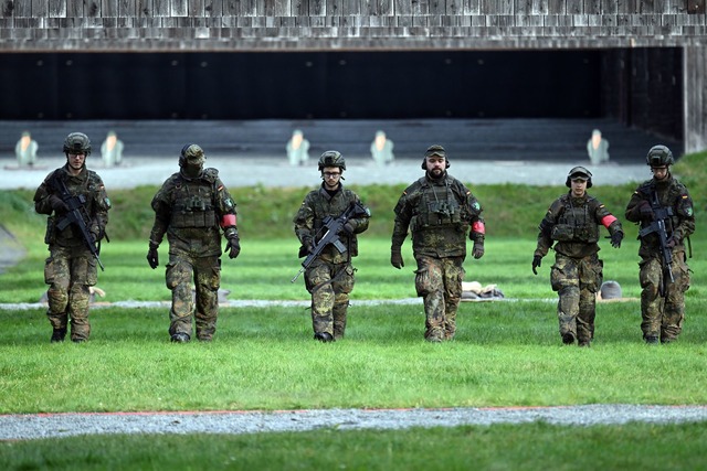 Verpflichtende Musterungen wollen die ...eim Wehrdienst aber erst einmal nicht.  | Foto: Federico Gambarini/dpa