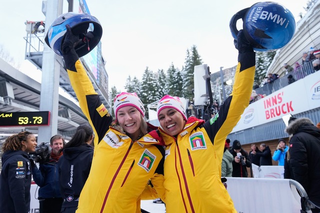 Laura Nolte (l) und Deborah Levi gewinnen souver&auml;n im Zweierbob.  | Foto: Matthias Schrader/AP/dpa