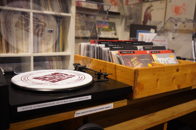 Ein bunter Laden voller Vinyl, CDs und...gie: das Flight 13 Records in Freiburg  | Foto: Lisa Petrich