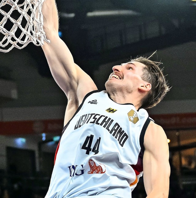 Er lsst es krachen: David Krmer punktet gegen Israel mit einem Dunking.  | Foto: Harry Langer/dpa
