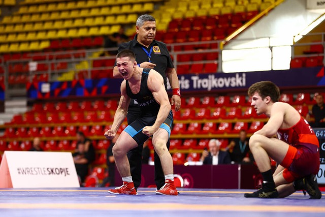 Dario Fischietti (in Blau), hier ein A...enden Erfolg gegen Niklas Dorn freuen.  | Foto: Imago