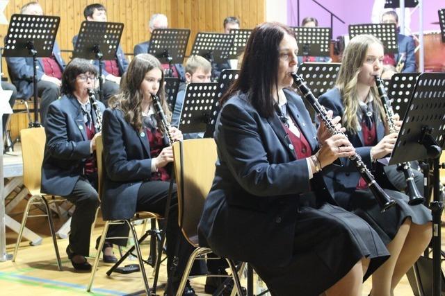 Jugendkapelle und Hauptorchester begeistern beim Jahreskonzert in flingen