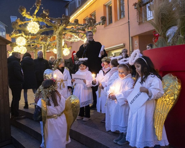 In besinnlicher Atmosphäre wurde der Neuenburger Weihnachtsmarkt eröffnet. | Foto: Volker Münch In besinnlicher Atmosphäre wurde der Neuenburger Weihnachtsmarkt eröffnet. | Foto: Volker Münch