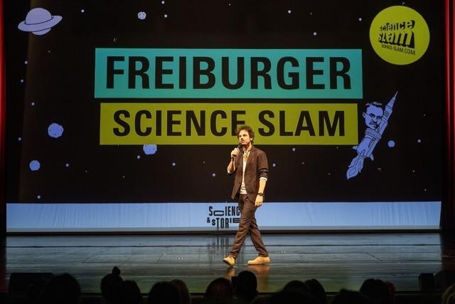 Wissenschaft begeistert bei Science Slam im Freiburger Stadttheater