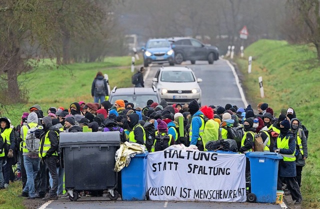 &#8222;Haltung statt Spaltung&#8220;: ... zum AfD-Treffen mit Straenblockaden.  | Foto: Lando Hass/dpa