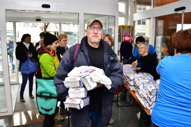 Ruckzuck ist alles weg: So lief die diesjhrige BZ-Weihnachtsaktion in Emmendingen ab