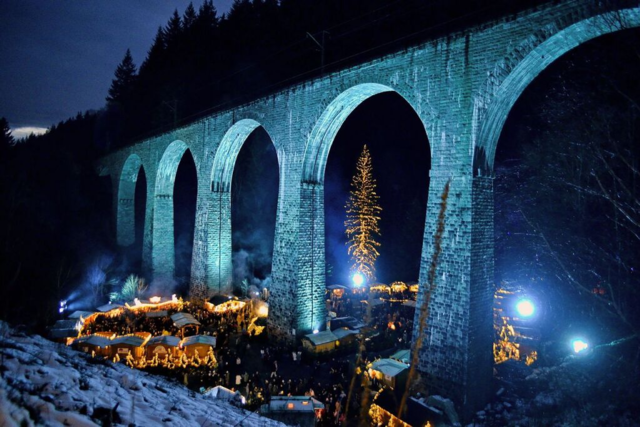 Weihnachtsmarkt in der Ravennaschlucht: Besucher erleben heimelige Momente am Viadukt