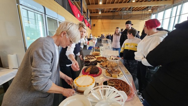 Adventsmarkt Zell-Gresgen: Dicht umlag...men sich die Gste etwas Leckeres mit.  | Foto: Gerald Nill